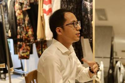 這位80后溫商,放棄國(guó)企“鐵飯碗”,十幾年只專注做一件事,如今拼出“服裝王國(guó)”…